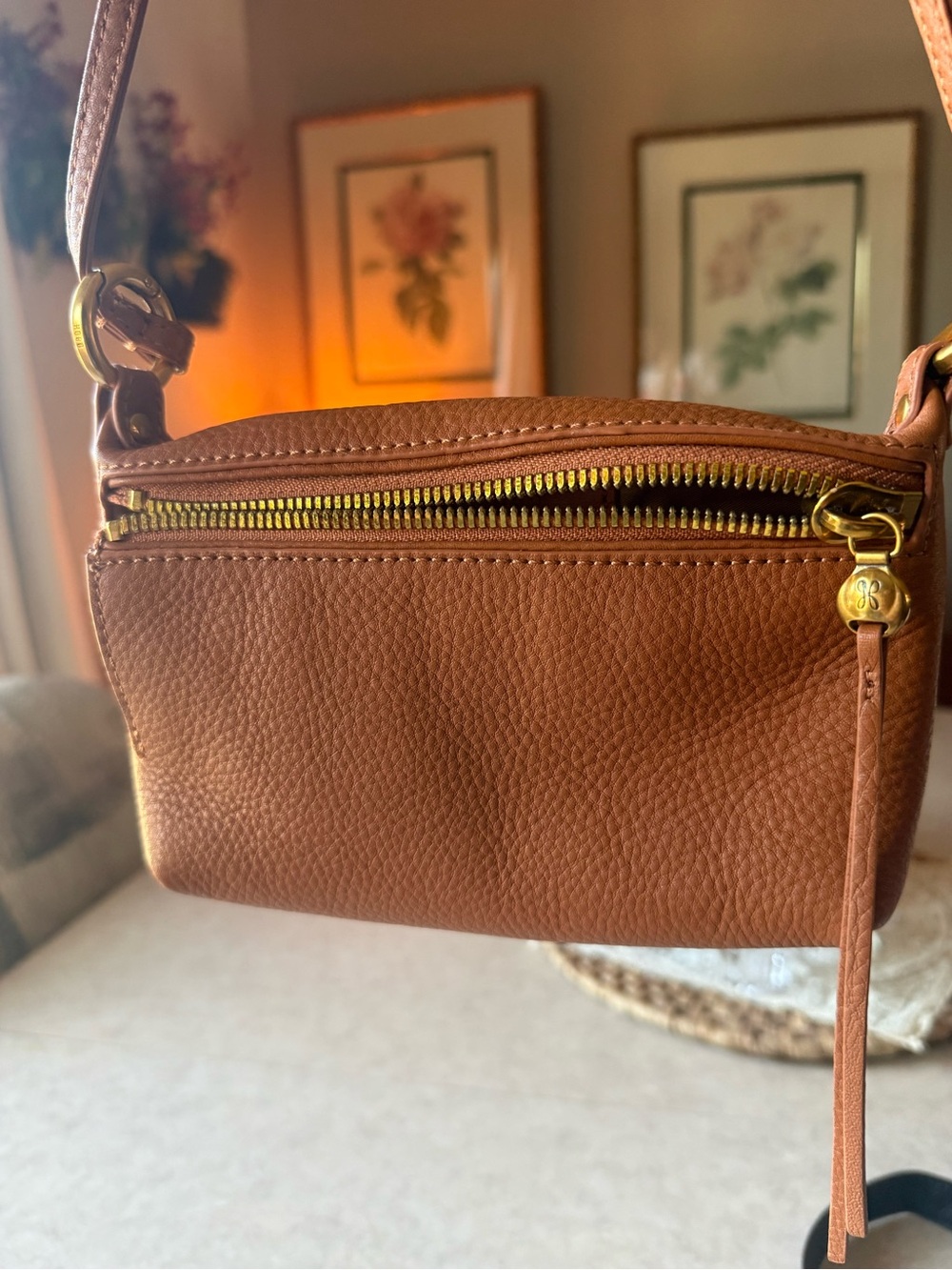 Hobo Run About Crossbody Handbag Warm Honey Pebbled Leather - Picture 2 of 7